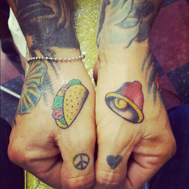 cef9f8b0fe9c11e1ad6322000a1e89b2_7 A person with tattoos on their hands